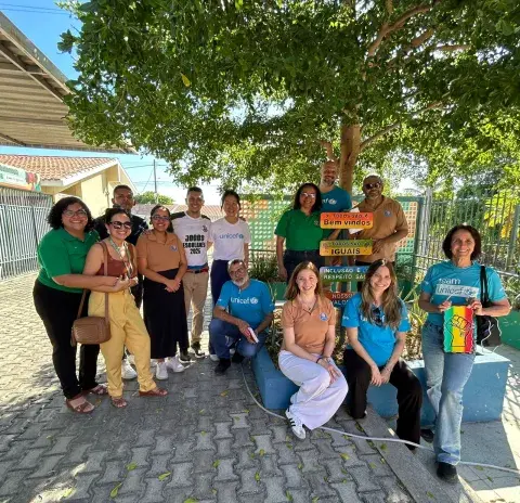 Grupo do UNICEF pousa para foto 