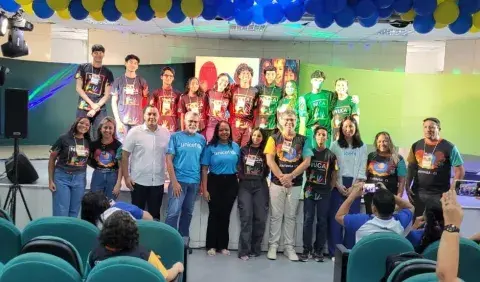 Grupo do UNICEF pousa para foto dentro do 1º Fórum Comunitário