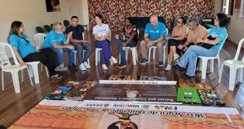 Grupo do UNICEF pousa para foto dentro do 1º Fórum Comunitário