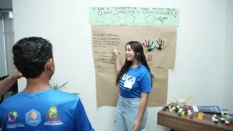 Adolescente em frente a um mural 