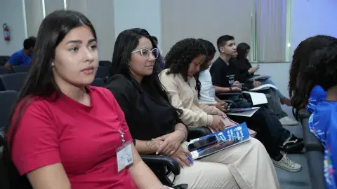 Adolescentes sentados no auditório