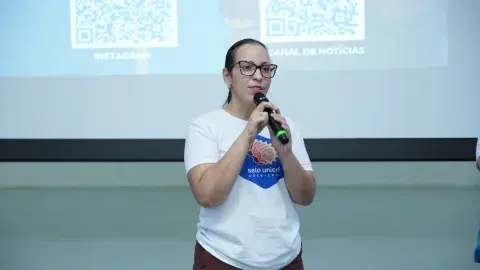 Mulher falando com microfone sozinha