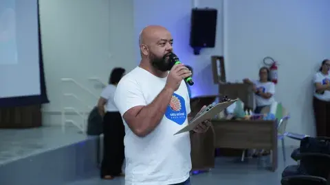 Homem falando com microfone sozinho