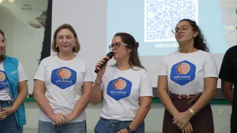Mobilizadores falando com microfone