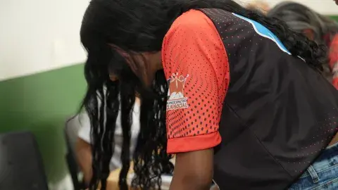 Adolescente assinando a frequência