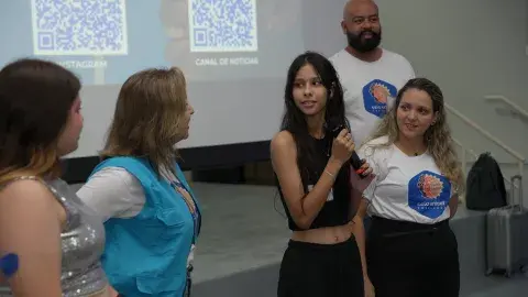 Adolescente com microfone falando 