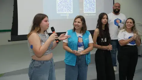 Adolescente com microfone falando 