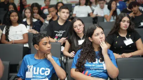 Adolescentes no auditório