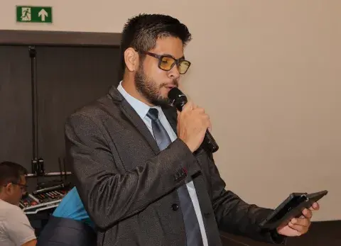 Equipe de parceiro estadual falando com microfone