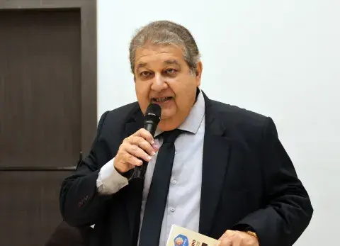 Equipe de parceiro estadual falando com microfone