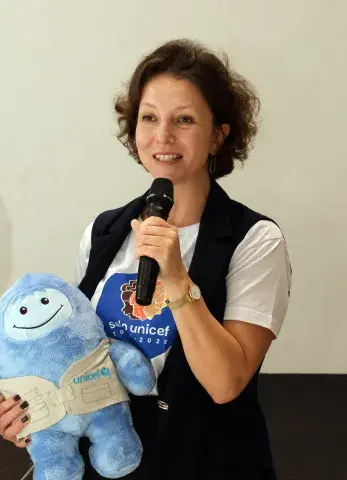 Equipe do UNICEF falando com microfone