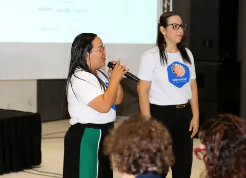 Equipe do Instituto Peabiru falando com microfone