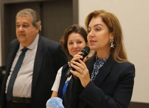 Foto do UNICEF e parceiros falando com microfone