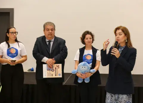 Foto do UNICEF e parceiros falando com microfone
