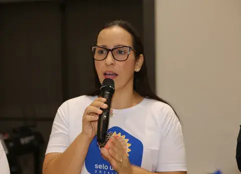 Foto da equipe do Peabiru falando com microfone