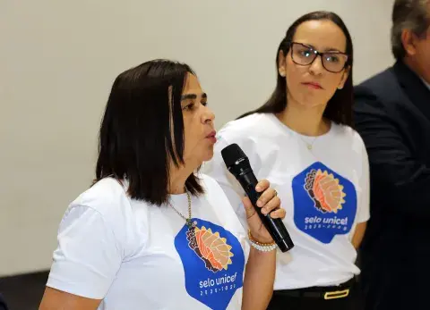 Foto de parceiros e Instituto Peabiru falando com microfone