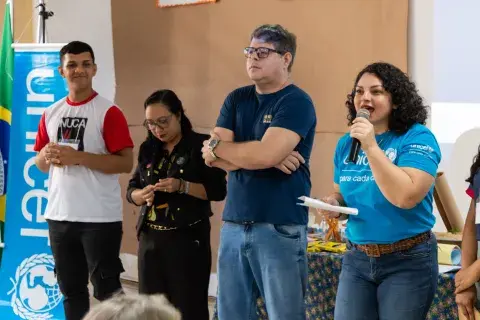Equipe do Peabiru e UNICEF falando ao lado de adolescentes