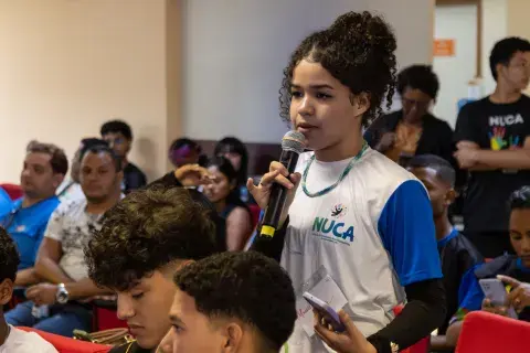 Adolescente falando durante encontro