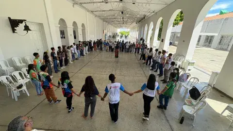 Adolescentes em uma grande Roda