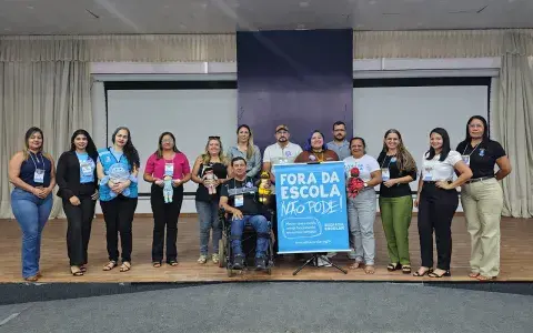 Participantes da formação com a especialista em educação