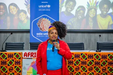 Representante do UNICEF fala ao público durante o 4º Ciclo Formativo do Selo UNICEF sobre equidade étnico-racial.