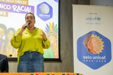 Representante da SEASIC fala ao público durante o 4º Ciclo Formativo do Selo UNICEF sobre equidade étnico-racial.