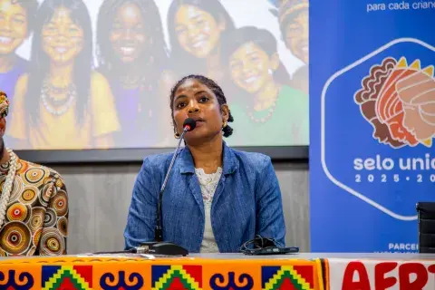 Representante quilombola fala ao público durante o 4º Ciclo Formativo do Selo UNICEF sobre equidade étnico-racial.