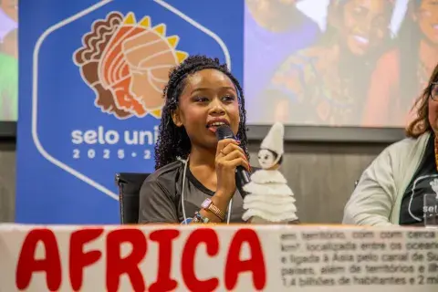 Representante dos adolescentes fala ao público durante o 4º Ciclo Formativo do Selo UNICEF sobre equidade étnico-racial.