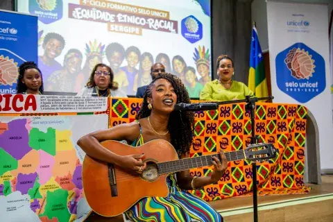 Apresentação musical da cantora Lari Lima celebra identidades e ancestralidades durante a programação do encontro.