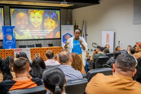 Representante do UNICEF fala ao público durante o 4º Ciclo Formativo do Selo UNICEF sobre equidade étnico-racial.