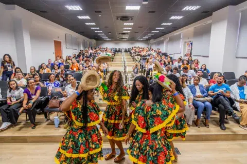 Apresentação cultural integra a programação do encontro, valorizando expressões culturais e a diversidade.