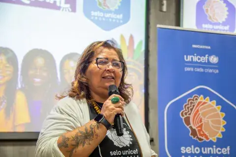 Representante do CDJBC fala ao público durante o 4º Ciclo Formativo do Selo UNICEF sobre equidade étnico-racial.