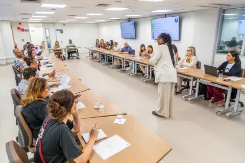 Reunião de diferentes instituições durante encontro do Selo UNICEF em Minas Gerais.