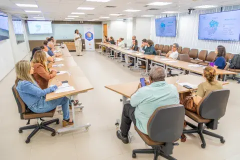 Reunião de diferentes instituições durante encontro do Selo UNICEF em Minas Gerais.