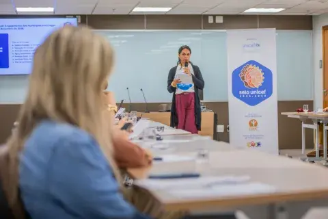 Representantes de diferentes instituições durante encontro do Selo UNICEF em Minas Gerais.