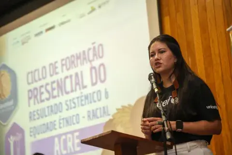Mulher discursando