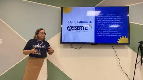 Benigna Almeida, coordenadora Regional da Asserte, uma mulher branca, de estatura mediana, loira, que usa óculos, apresenta um panorama da metodologia, das estratégias e das entregas de 2026