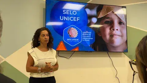 Layla Saad, Representante Adjunta do UNICEF no Brasil,uma mulher branca, de estatura média, de cabelos ondulados, apresenta um panorama da atuação do UNICEF no país