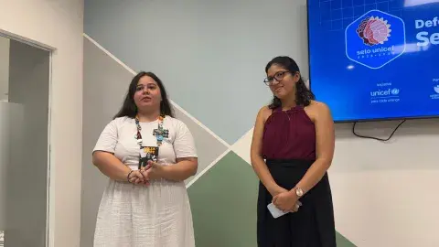 Júlia Leite, presidente do Coletivo Menina Cidadã, uma jovem de cabelo liso, branca, de baixa estatura, apresenta um pouco das experiências do Coletivo