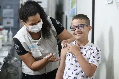 Criança recebe vacina no braço