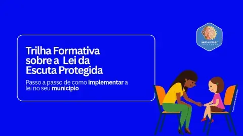 A imagem possui um fundo azul, no canto superior direito tem a logo do Selo UNICEF edição 2025-2028, na parte inferior esquerda, uma imagem de uma pessoa adulta conversando com uma criança