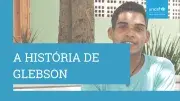 A imagem mostra um jovem sorrindo e a frase 'A História de Glebson'