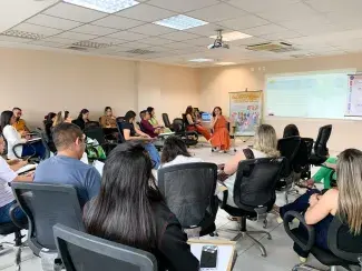 A APDMCE e o UNICEF reuniram 290 participantes de 152 municípios cearenses durante três dias de capacitações sobre a Lei da Escuta Protegida. A atividade foi sediada na Escola Superior do Parlamento Cearense (UNIPACE), em Fortaleza, de 23 a 25 de maio, com público de mobilizadores da Assistência Social e articuladores do Selo UNICEF, divididos por grupos. Com o tema “Acolher e Proteger: como promover espaços de escuta de crianças e adolescentes vítimas e/ou testemunhas de violência", os encontros do Ceará i