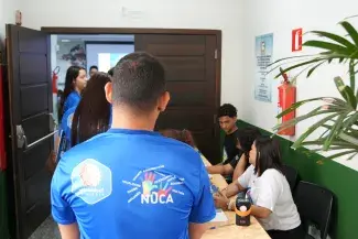 Adolescente com camisa azul de costas 
