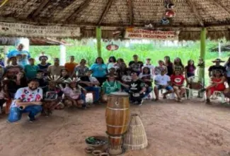 grupo se reúne em semi-circulo 