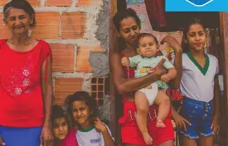 família pousa para foto na frente da porta de casa