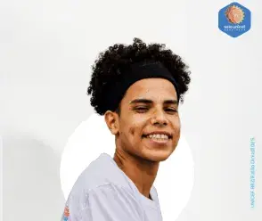 Adolescente com cabelo afro dar risada