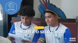 Imagem de dois adolescentes indígenas.