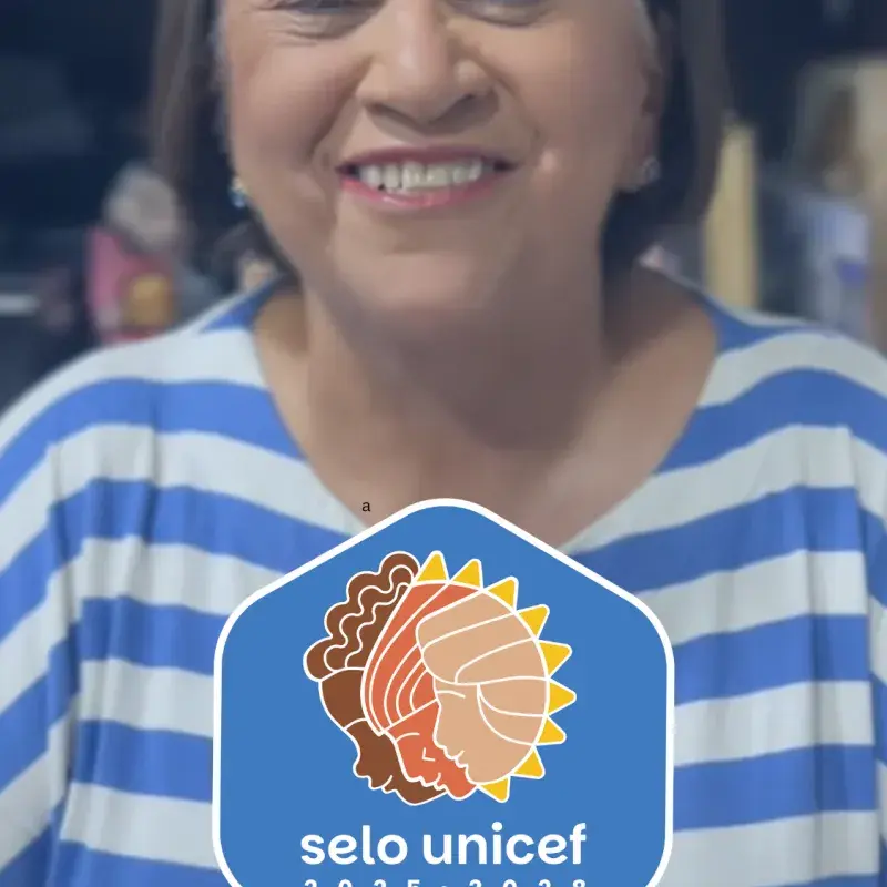 Foto da governadora do Rio Grande do Norte, Fátima Bezerra, usando uma blusa branca listrada com azul