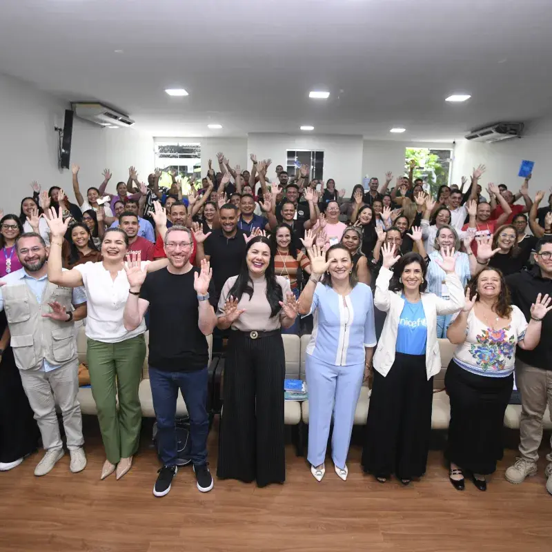 representantes das instituições idealizadoras do evento, bem como Conselhos Tutelares, Conselhos Municipais de Direitos da Criança e do Adolescente e articuladores municipais do Selo UNICEF de todos os municípios de Roraima comemoram realização do evento